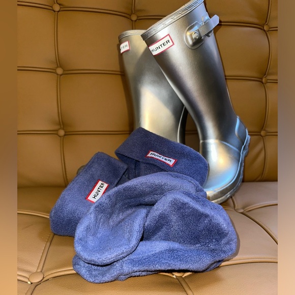 “DONATED”
Hunter, Youth Girls Metallic Silver Rain Boots w/ Socks, Sz US 3B/UK 2 - Picture 3 of 8